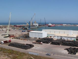 Los estibadores del puerto de Sagunto secundan la huelga convocada por el sector en todo el país